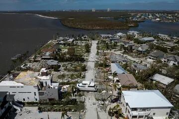 Más de 2 millones de viviendas o comercios permanecían sin luz en el estado de Florida, como consecuencia del huracán