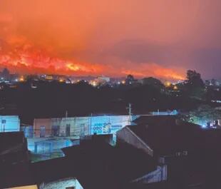 El incendio en Oran llegó muy cerca de la ciudad
