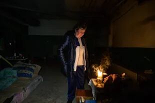 Los residentes se reúnen en un sótano utilizado como refugio después de escuchar el sonido de un ataque de bombardeo cercano en la ciudad de primera línea de Hulyaipole, al sureste de Zaporiyia el 25 de abril de 2022.