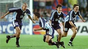 El festejo desatado tras eliminar por penales a Inglaterra, en el Mundial 98, junto a Verón, Gallardo y Ortega. La Bruja metió el primer penal.