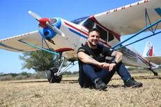 Puso una pista de aterrizaje en su quinta y vivió de eso: la historia de El Pájaro, el legendario avión de zona Sur