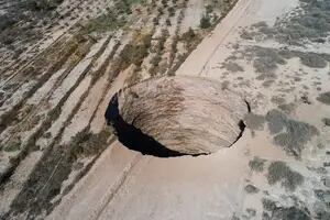 Investigan la sorpresiva aparición de un enorme agujero de 32 metros de diámetro en Chile