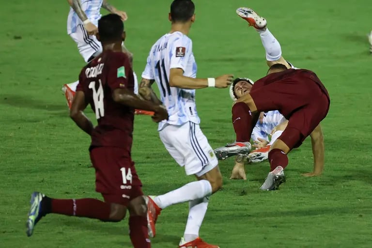 Lionel Messi en el suelo;  el 10 recibió varias infracciones en el último partido contra Venezuela