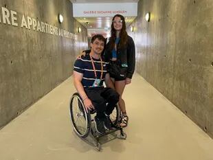 Gusti Fernández y su esposa, Flor Tagliaferro, en los pasillos del estadio Suzanne-Lenglen, de Roland Garros