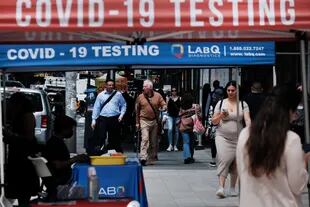 La gente pasa por un lugar para testeos de Covid el 17 de mayo de 2022 en Nueva York