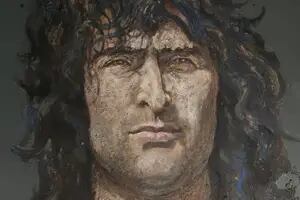 El artista que pintó con barro vívidos retratos de Maradona y Messi saldó su deuda con otra gloria del fútbol mundial