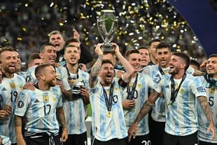 La felicidad de Messi, ante otra copa que levanta con la Argentina