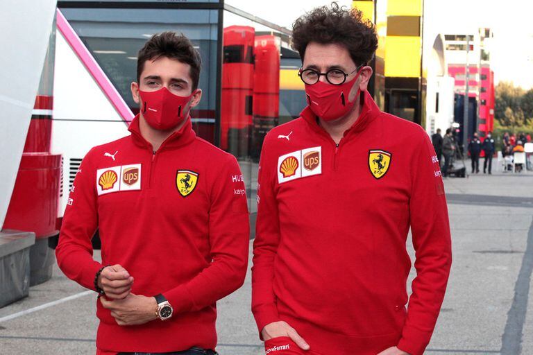 Charles Leclerc camina con Mattia Binotto, el director de equipo de Ferrari; el monagesco advierte que de no mediar una sanción a Verstappen, intentar sobrepasos por el lado externo será muy complicado.