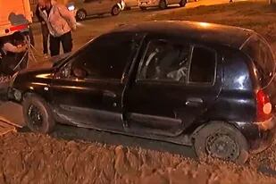 Circulaba por la calle con su auto y quedó atrapado en cemento fresco por culpa de los vecinos