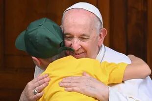 El Papa, junto a un niño ucraniano refugiado, en junio pasado