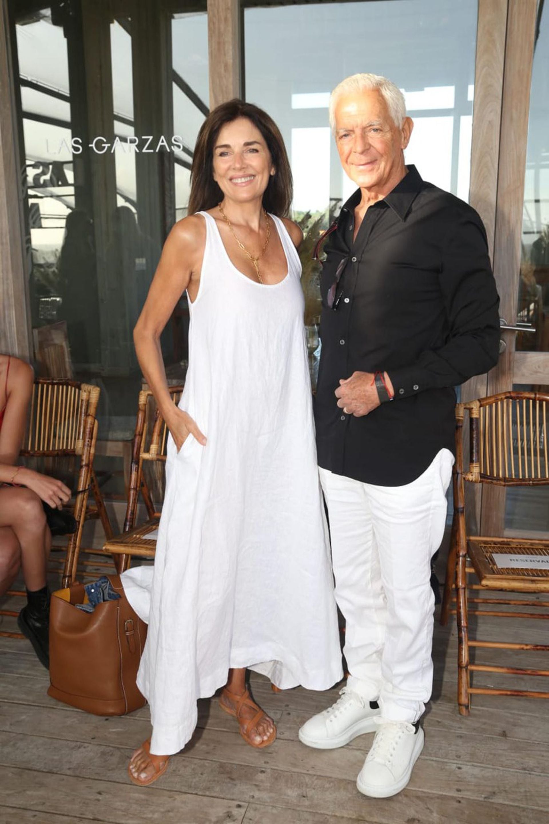 Andrea Frigerio, con vestido de lino blanco, y Eduardo Costantini conversaron previo al desfile