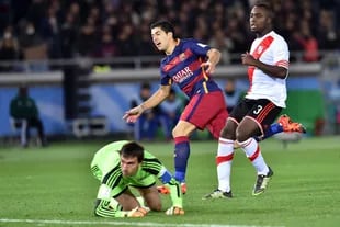 Luis Suárez, entre la estirada de Barovero y Álvarez Balanta, define en la final Barcelona-River de 2015