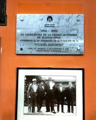 La icónica pizzería Banchero de La Boca y de la Av. Corrientes cumple 91 años. Argentina 1985
