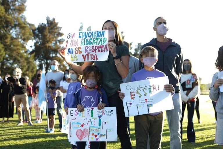 Las familias protestaron en el Colegio Esseri, de La Plata