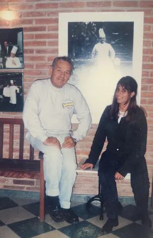 1998, Mane y el Gato Dumas en la sede de la calle Olazábal, barrio de Belgrano. 