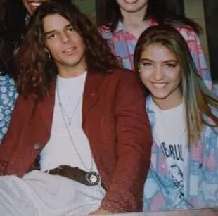 En la otra mitad de la foto de Ricky Martin en el 92, Mariana Perrella también posó con el cantante