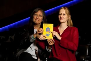 Claudia Piñeiro junto a Frances Riddle, finalistas del premio