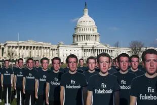 Activistas denunciaron, en abril de este año, la responsabilidad de Mark Zuckerberg en la difusión de noticias falsas