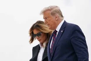 Donald Trump, y la primera dama Melania Trump, bajan del Air Force One al llegar al aeropuerto internacional de Cleveland, Ohio, el 29 de septiembre de 2020