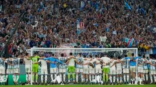 La selección de Argentina celebra con sus hinchas tras vencer a Croacia en las semifinales del Mundial, el martes 13 de diciembre de 2022, en Lusail, Qatar. (AP Foto/Martin Meissner)