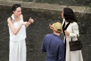 Salma Hayek recibe órdenes de Angelina Jolie en el set de Without Blood, en Roma