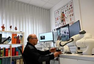 En el laboratorio, el médico Günter Steinebach se prepara para probar la efectividad del robot Garmi