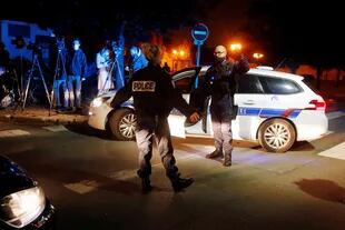 La policía en los suburbios de Paris dónde sucedió el hecho