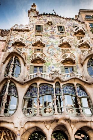 La fachada completa de Casa Batlló muestra los pisos inferiores con
representaciones de fémures en las ventanas.