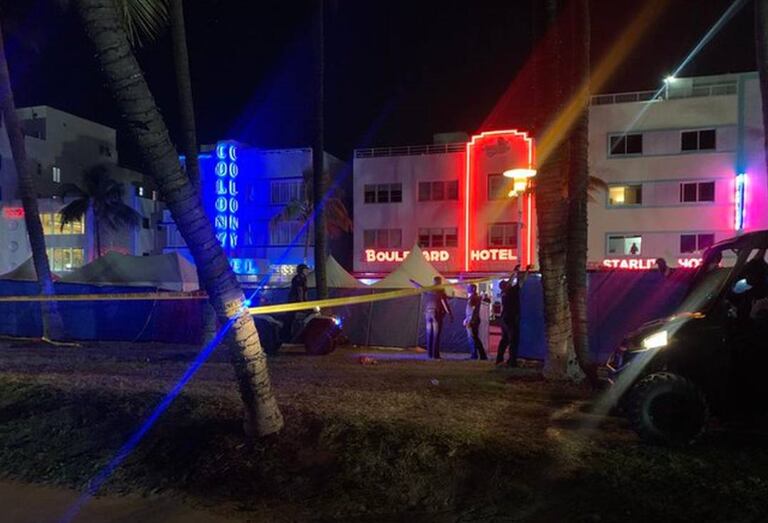 La policía cerró un área en Ocean Drive en Miami Beach con cinta de la escena del crimen después de un tiroteo el viernes 17 de marzo de 2023 por la noche.