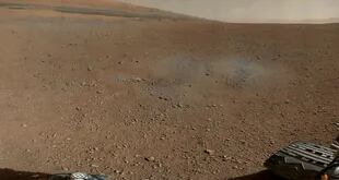 Esta es una de las primera imágenes que envió el robot Curiosity al llegar al cráter de Gale, en 2012