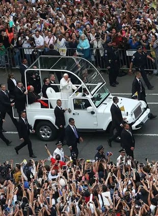 El Papa, aclamado en su paso por el Central Park
