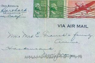 La primera de las cartas que recibió Gary Katen fue escrita en mayo de 1946, y tiene dos estampillas de uno y seis centavos