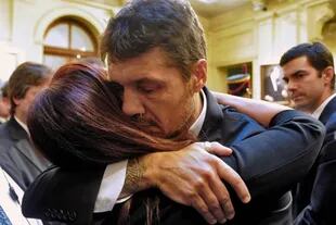 Tinelli saluda a Cristina Kirchner en el sepelio de Nestor Kirchner