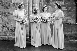En la boda de su hermana Patricia con lord Brabourne, Pamela (a la izquierda) y las princesas Isabel y Margarita (a la derecha) fueron damas de honor.