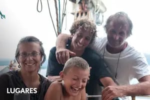 La familia argentina que busca cruzar el océano con el barco a vela más viejo del mundo