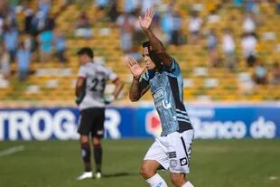 Márquez festeja su gol, el primero de Belgrano