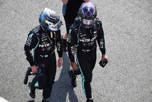Valtteri Bottas y Lewis Hamilton caminan sin descubrir una explicación; las espadas de Mercedes sufrieron con la temperatura de los neumáticos y fueron avasalladas por Max Verstappen
