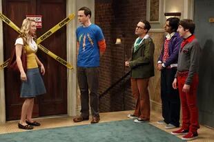 Kaley Cuoco junto al elenco principal de The Big Bang Theory