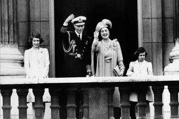 El rey Jorge VI y la reina Isabel de Gran Bretaña aparecen con sus hijas, la princesa Isabel, a la izquierda, y la princesa Margarita, en el balcón del Palacio de Buckingham, Londres, el 22 de junio de 1939 después de su regreso de su gira por Canadá