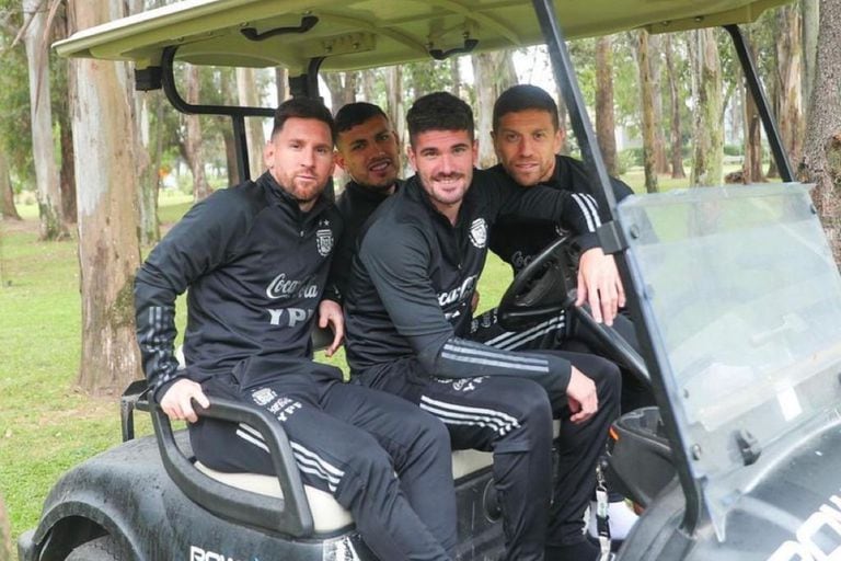 Leo Messi, Leandro Paredes, Rodrigo De Paul y Papu Gómez en el predio de la AFA