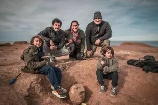 El equipo de paleontólogos junto con Vicente (a la izquierda), su hermano y su padre