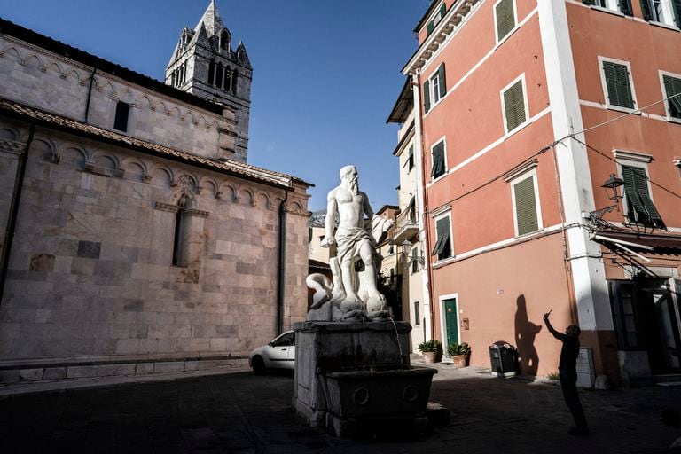 La Fuente del Gigante de Carrara se encuentra en una plaza junto a la Catedral de Sant'Andrea