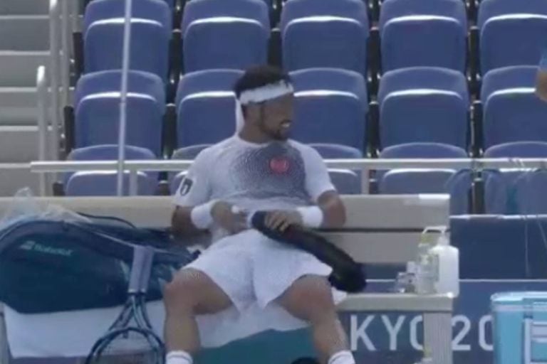 Un tenista italiano no aguantó el calor y se puso un tubo de aire acondicionado debajo de la ropa