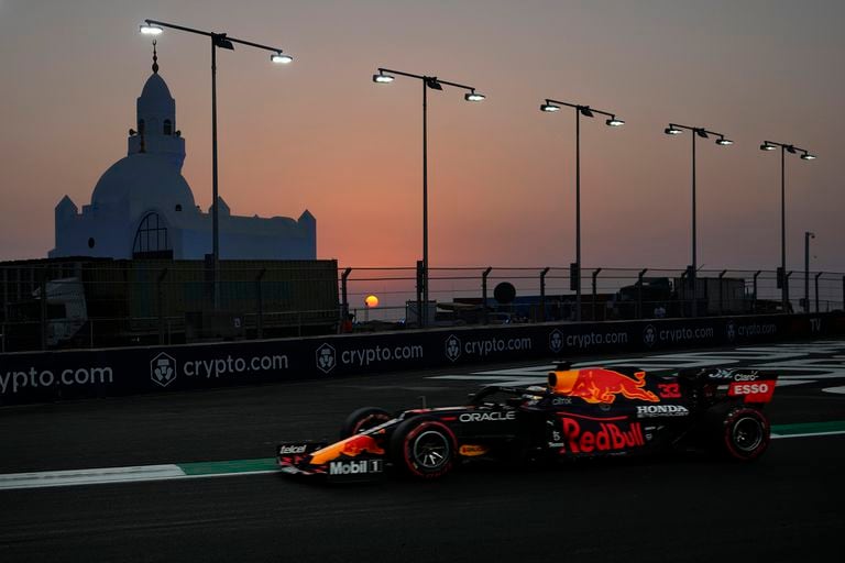 El piloto de Red Bull Max Verstappen de los Países Bajos en acción durante la sesión de práctica para el Gran Premio de Arabia Saudita en Jeddah.