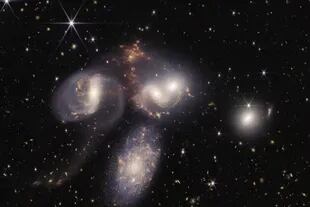 El Universo tiene muchas galaxias y dos de ellas están dispuestas a fusionarse
