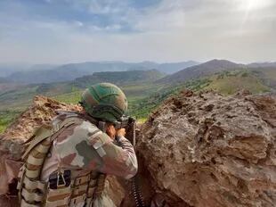 Un militar turco en una operación contra el PKK en el norte de Irak 