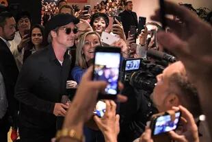 Brad Pitt, rodeado de celulares