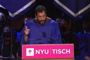 El conmovedor discurso a los graduados de su facultad, sus contratos millonarios y premios al “peor actor”