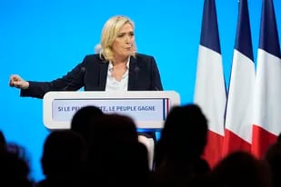 La candidata de la ultraderecha Marine Le Pen habla durante un acto de campaña en Aras, norte de Francia, jueves 21 de abril de 2022. Le Pen y el presidente centroderechista Emmanuel Macron se enfrentan en la ronda definitiva de la elección el 24 de abril. (AP Foto/Michel Euler)