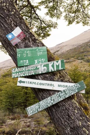 El paso Dos Lagunas se abrió en 2001 y sólo es transitable de noviembre a abril. Entre las dos fronteras hay 22 km: 16 transitables en auto del lado chileno y 6 que únicamente se pueden hacer caminando por el bosque, del lado argentino